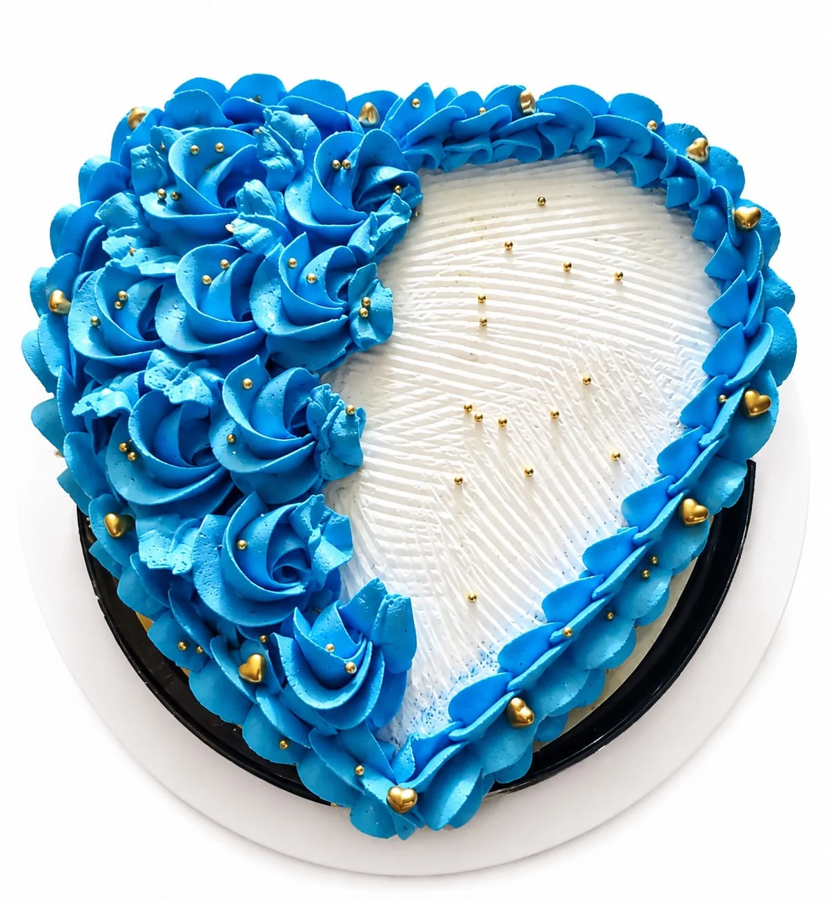 Queque en forma de corazón con rosetones azules y centro blanco
