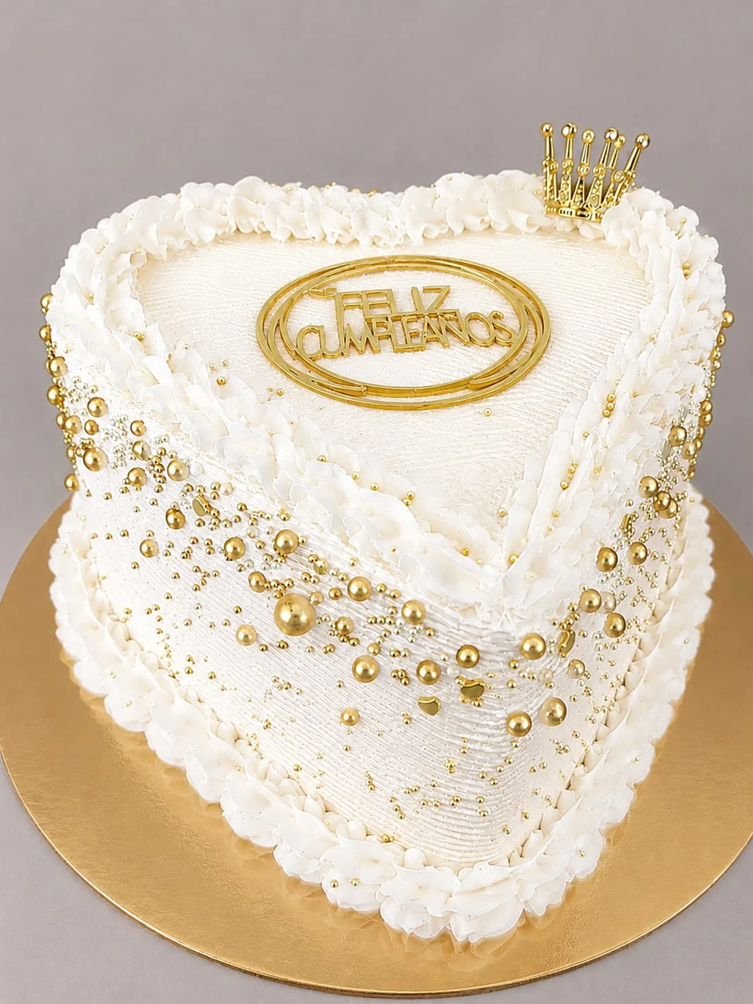 Queque real de Dianet: blanco en forma de corazón, con perlas doradas, letrero de feliz cumpleaños y corona