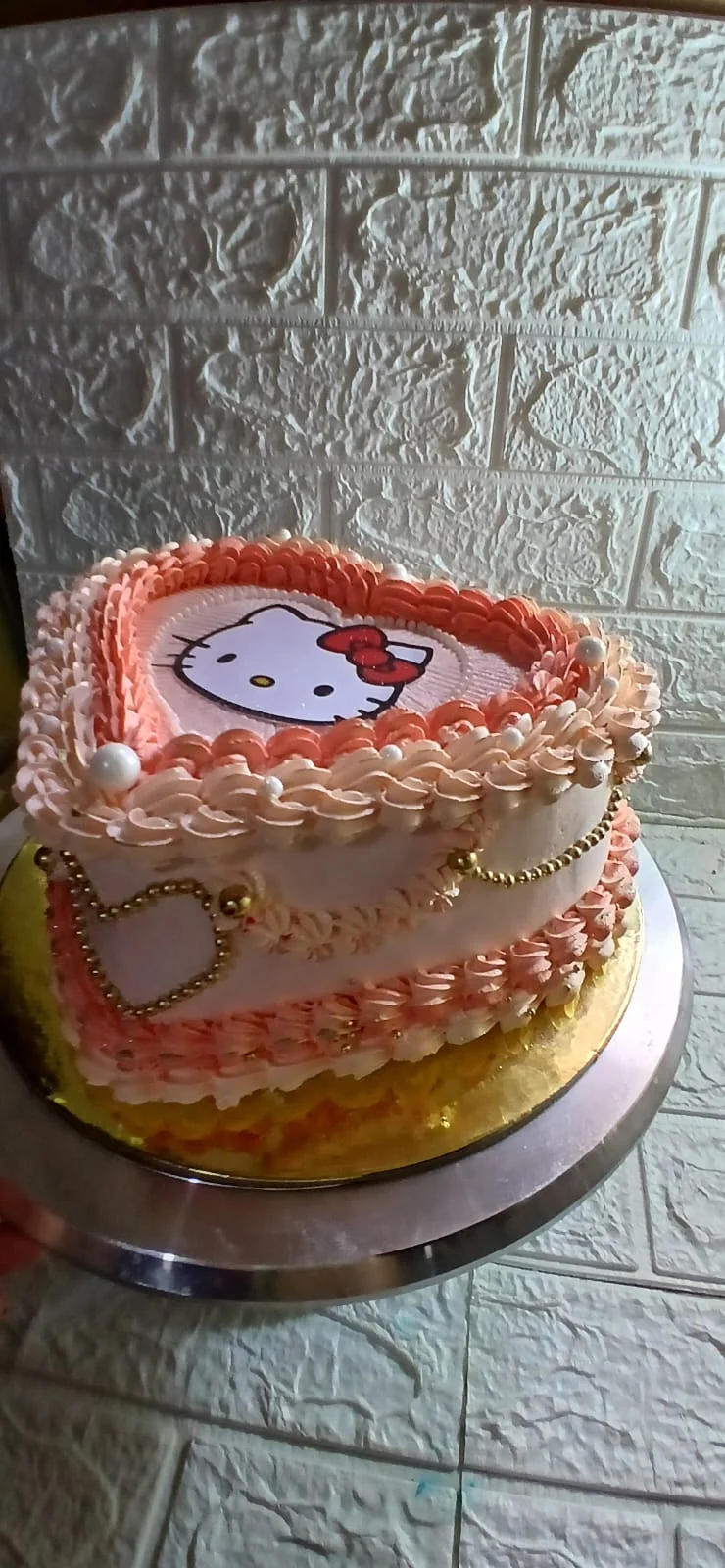 Queque rosa en forma de corazón con diseño de Hello Kitty